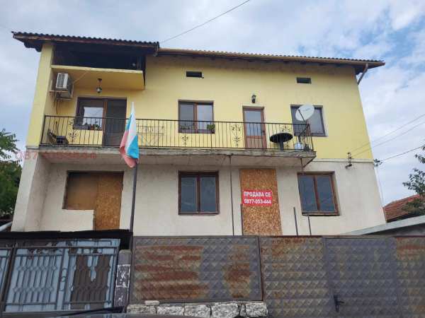 Продава къща, гр. луковит, област ловеч