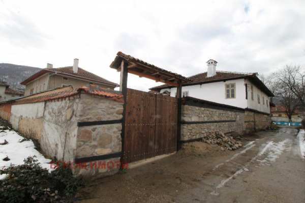 Продава къща, гр. етрополе, област софия област