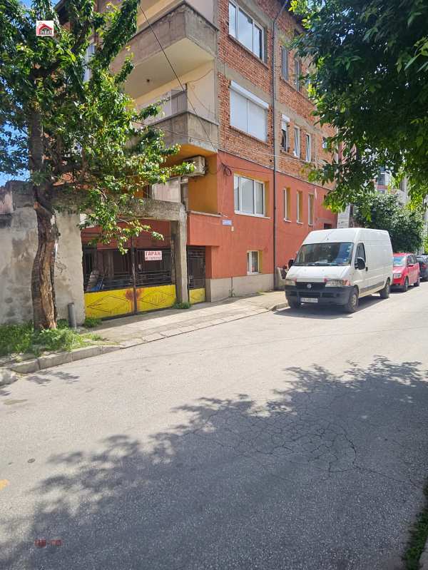 Продава етаж от къща, гр. пазарджик, идеален център