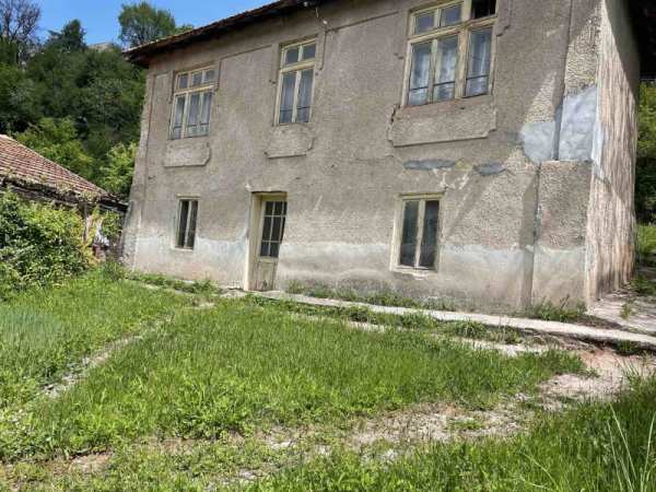Продава  къща гр. Трън, област Перник
      80 кв.м
