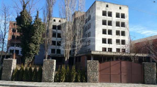 Продава  хотел гр. Угърчин, област Ловеч
      4200 кв.м