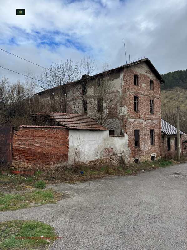 Продава пром. помещение, гр. брезник, област перник