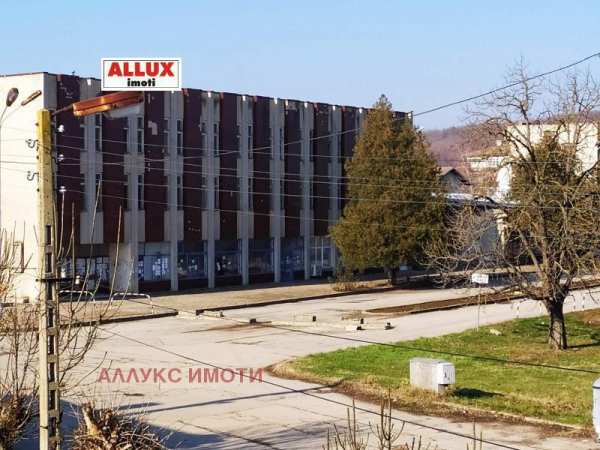 Продава  хотел с. Драганово, област Велико Търново
      1090 кв.м