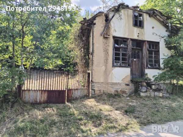 Парцел с две къщи