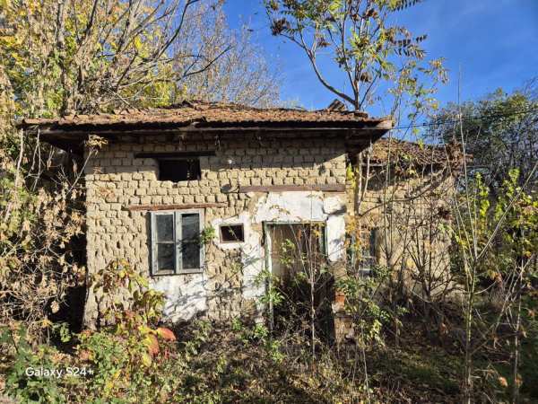 Стара къща и лятна кухня общ имот 1430кв.м. на асфалтирана улица !!!