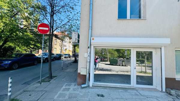 Отдава под наем помещение със статут гараж 29,5 м.кв. София Прощад Папа Йоан Павел II N 3