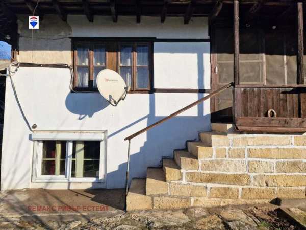 Две къщи в един двор за продажба с. Щръклево