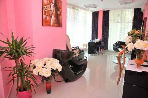 Под наем напълно оборудван фризьорски салон с маникюр