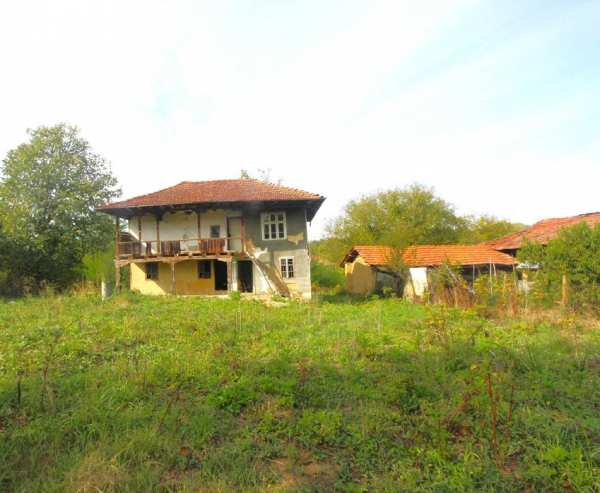 Къща с парцел в с. Драгановци, общ. Габрово