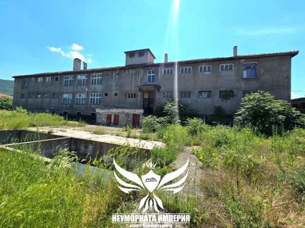Продавам цех/склад в триетажна сграда - промишлено помещение с двор 1800кв и 1050 РЗП в гр.Куклен