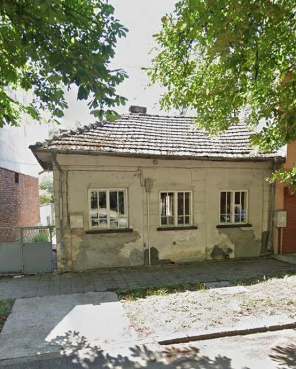 Продавам къща с двор