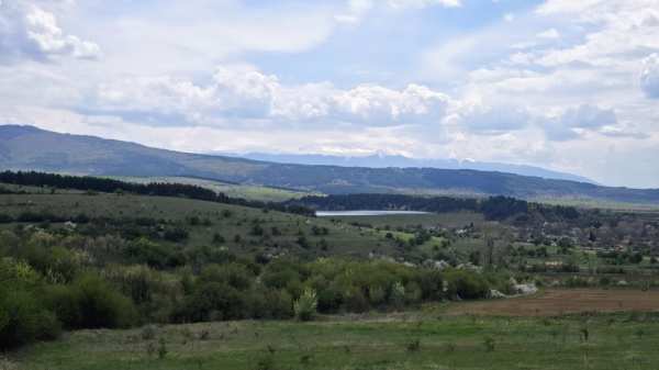 Продава се парцел в село Долна Диканя с гледка към язовира