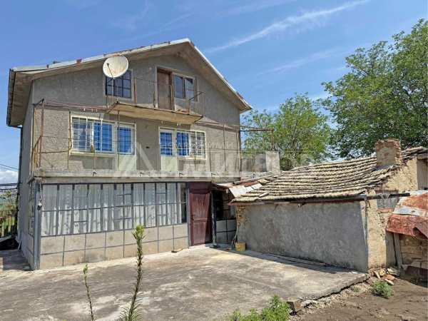 Продава триетажна вила с хубав, равен двор от 825 кв.м в с. Златна нива, обл. Шумен