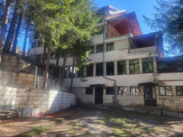 Продава  хотел с. Шипково, област Ловеч
      1138 кв.м