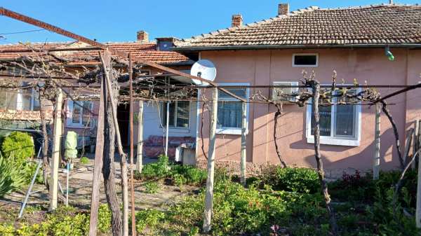 Продава къща, гр. нови пазар, област шумен