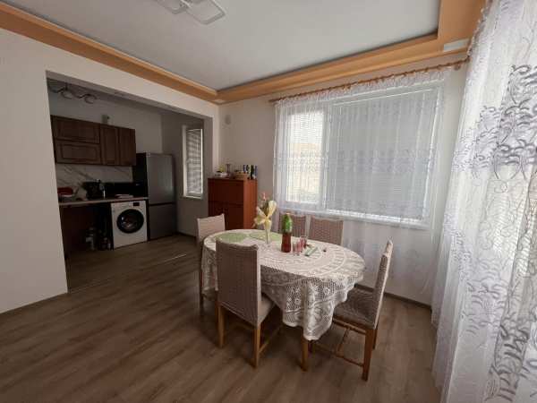 Продава етаж от къща, гр. нови пазар, област шумен
