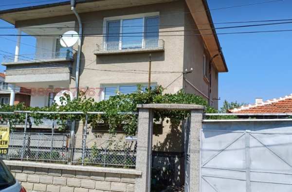 Продава  етаж от къща гр. Карнобат, област Бургас
      164 кв.м