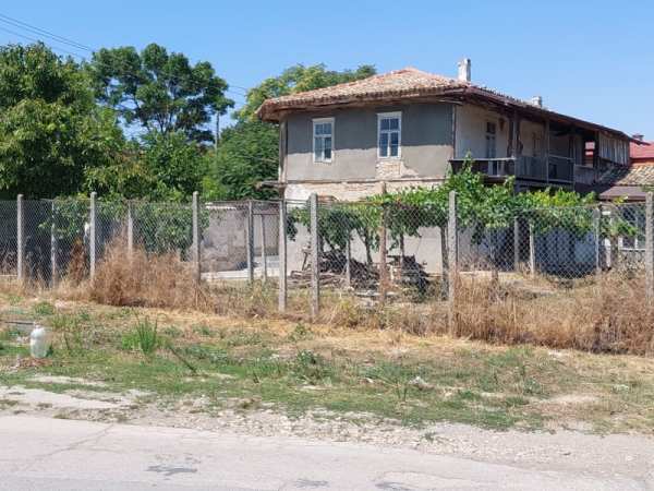Продава  къща с. Дибич, област Шумен
      227 кв.м