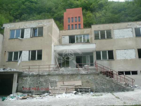 Продава бизнес имот, гр. лъки, област пловдив