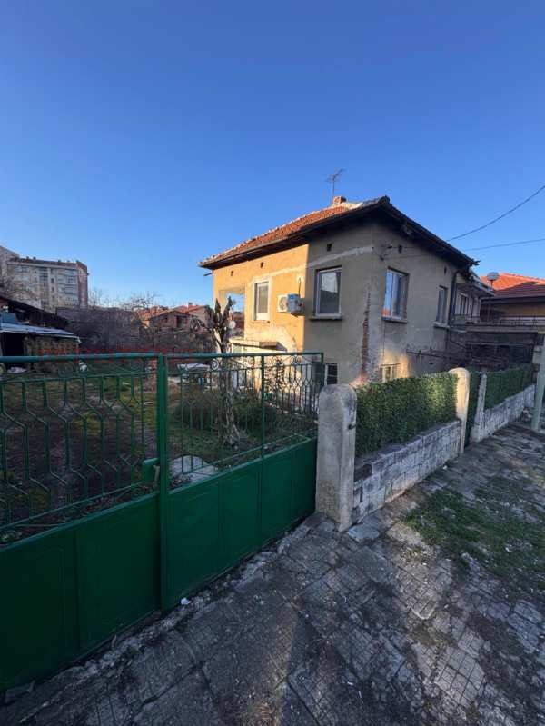Продава  къща гр. Луковит, област Ловеч
      120 кв.м