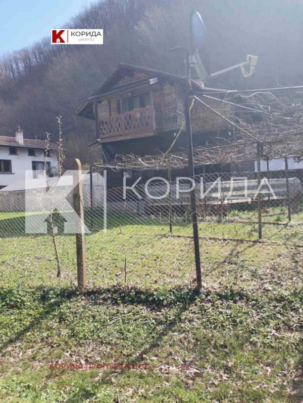 Продава  къща с. Батулия, област София
      120 кв.м