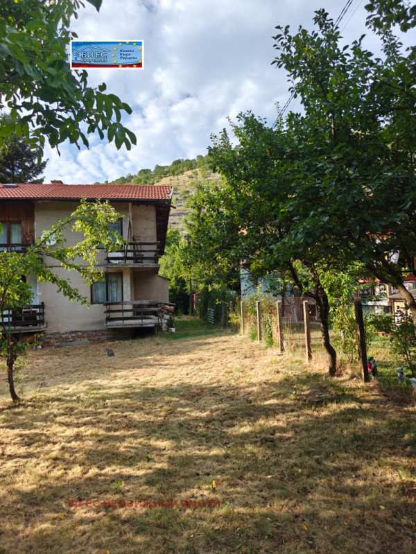 Продава  къща с. Боснек, област Перник
      100 кв.м
