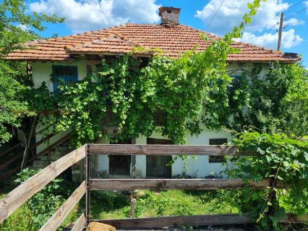 Продава къща, с. голяма желязна, област ловеч