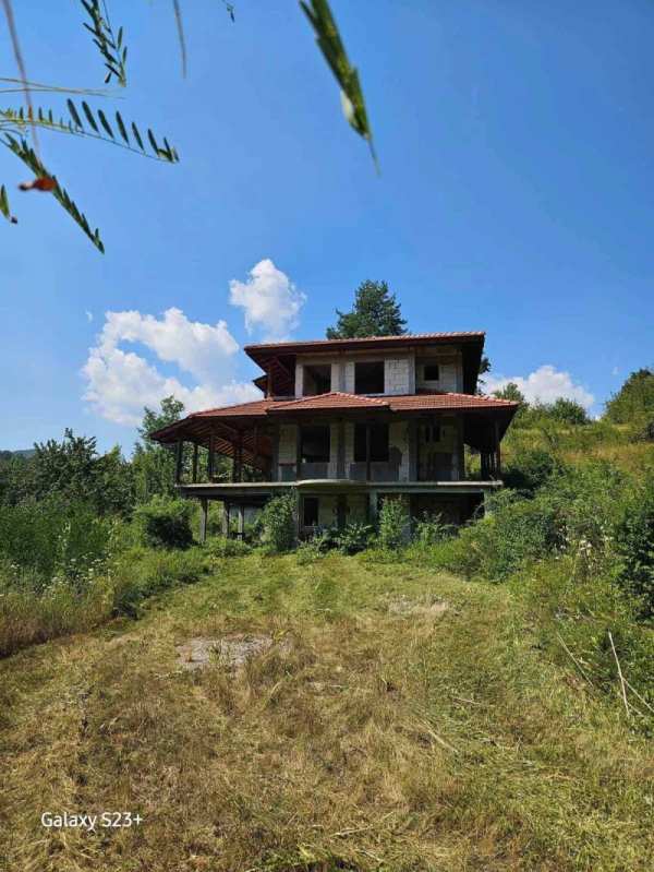 Продава  къща с. Калейца, област Ловеч
      458 кв.м