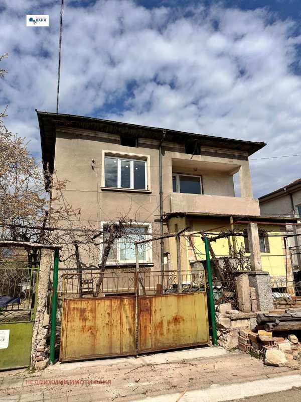 Продава етаж от къща, гр. баня, област пловдив