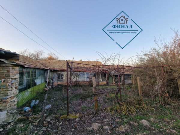 Продава  къща с. Върбак, област Шумен
      100 кв.м