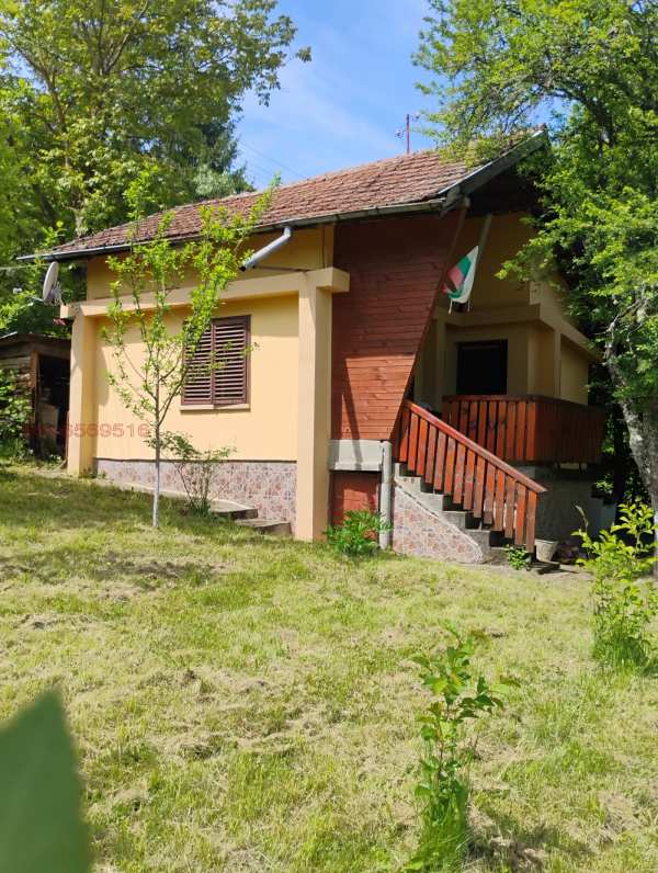 Продава вила, гр. троян, област ловеч