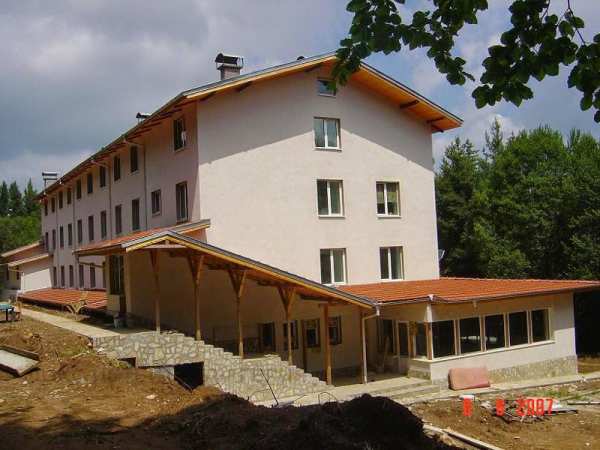 Продава  хотел хижа Здравец, област Пловдив
      9800 кв.м