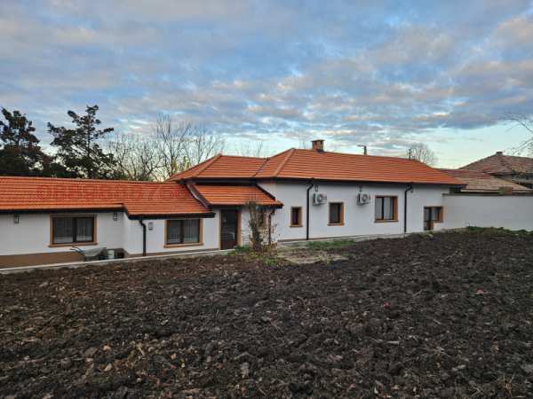 Продава  къща с. Ново село, област Велико Търново
      180 кв.м