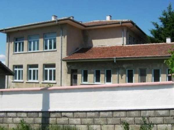 Продава хотел, с. вишовград, област велико търново