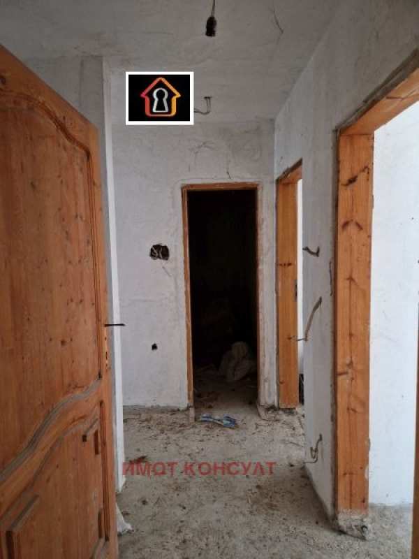 Продава  многостаен град Враца, Кемера - Художник
      197 кв.м