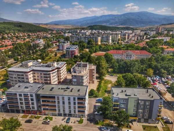 Дава под наем 2-стаен, гр. перник, изток